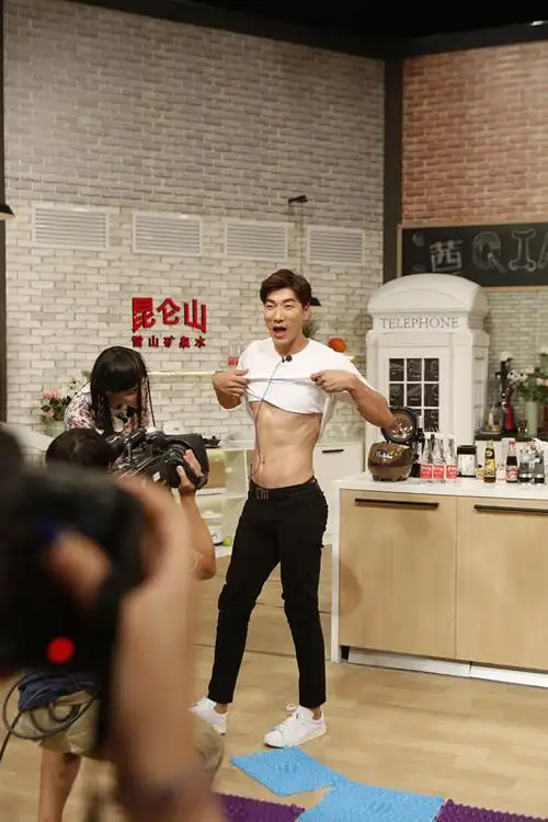 张亮上直播秀人鱼线 性感腹肌让人喷血