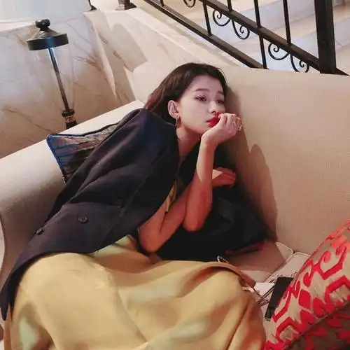 孙怡晒自拍似青春期彷徨少女躺沙发装深沉辣妈范儿十足