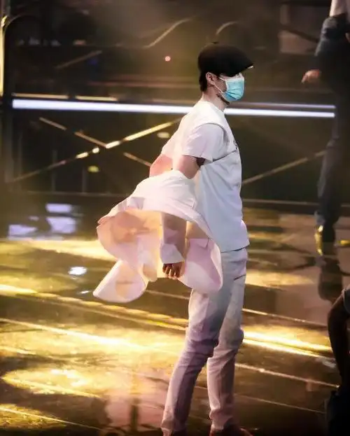 双11晚会彩排图流出,王一博白色西装太吸睛,舞蹈歌词让人脸红