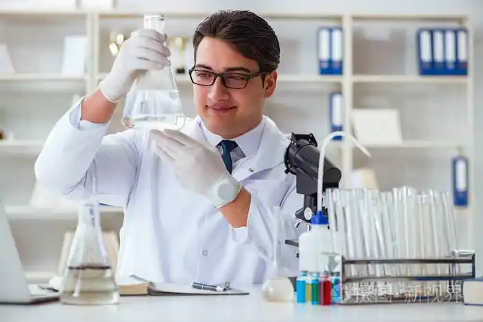 年轻的研究员科学家做水测试污染实验