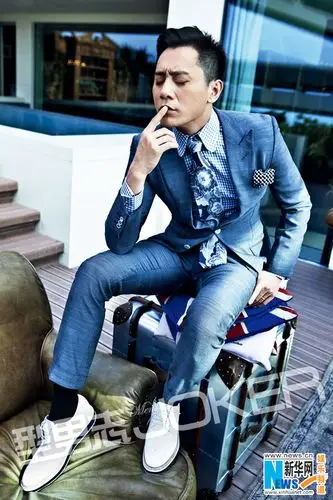 刘烨封面大片有型有款 "火华哥"变身绅士潮男