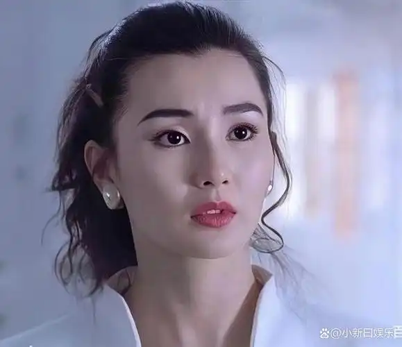 张曼玉,一个华语影坛的女神级人物,她在18岁时参加香港小姐选美.