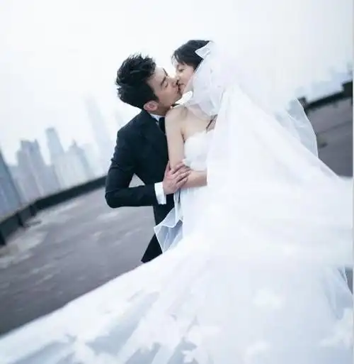 【图】朱亚文资料照片大盘点 妻子顺产喜得千金