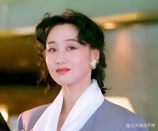 62岁利智风韵犹存,更像是40岁的中年妇人,嫁李连杰生两女幸福吗