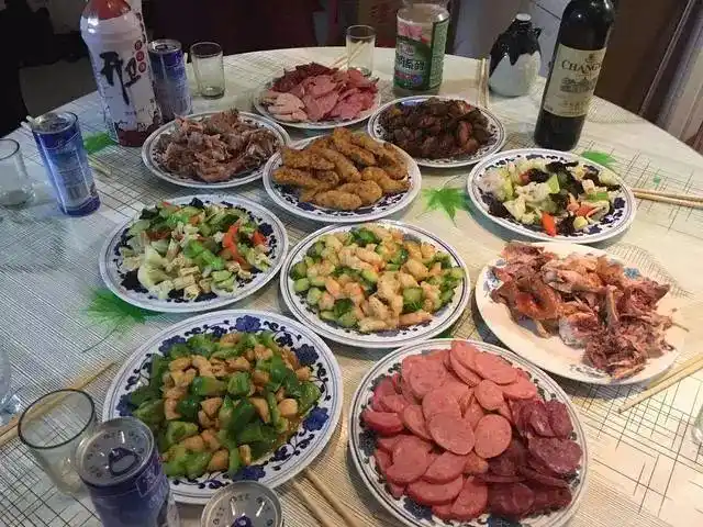 中国人的饭桌是这个样子的,荤素搭配,色香味儿俱全,看着就有坐下来