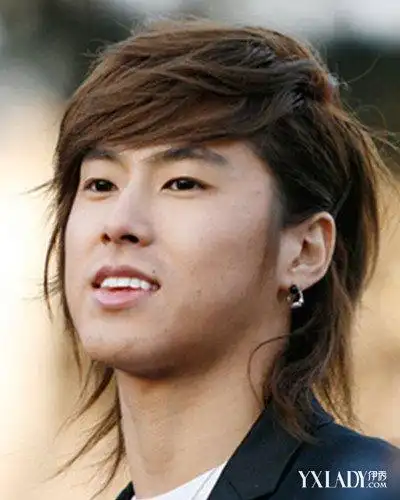 男生斜刘海发型 遮盖额头,搭配一边鬓角修饰脸型,有不对称美感.