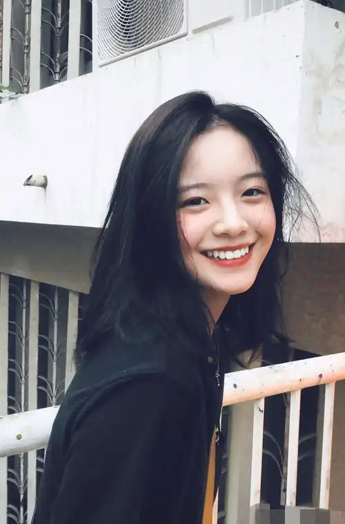 乔英子李庚希刘海短发出席活动乡土味十足得罪造型师了