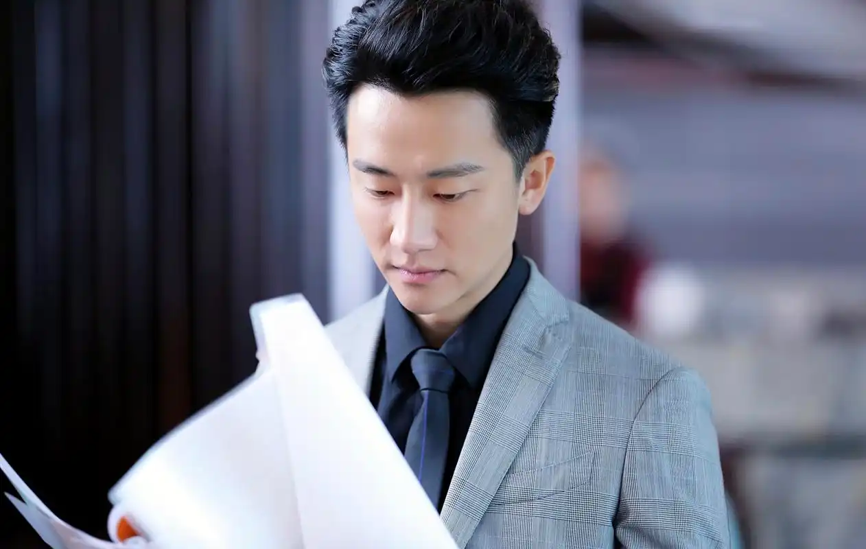 最适合演霸道总裁的男明星提名黄轩,四年前的今天也是热播剧《亲爱的