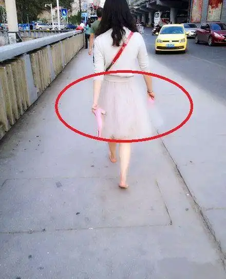 妹子,出门坐火车也不能穿成这样吧,别人见了多尴尬啊