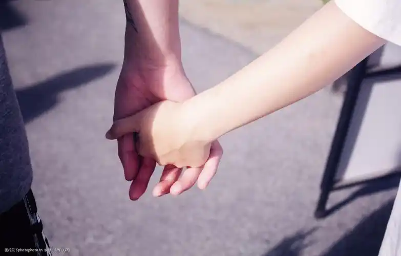 情侣两人牵手的图片