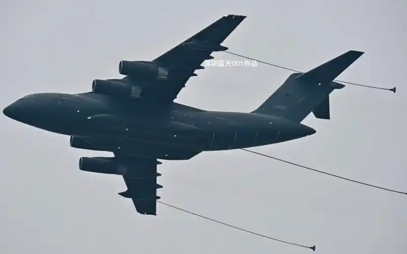 运油-20在珠海机场进行飞行训练,飞行中可见3根加油软管均处于释放