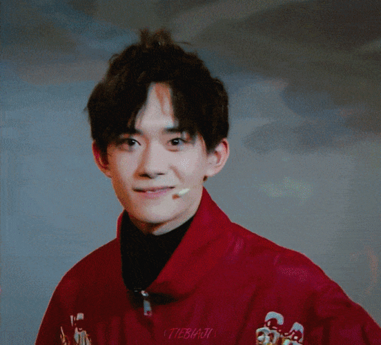 易烊千玺邪魅一笑合集 请查收今日份的心动