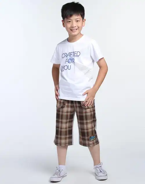 男童白色时尚字母短袖t恤