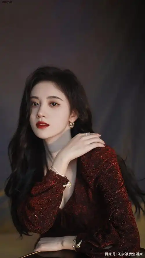 四千年才出一个的美女,吃个面都讨人厌