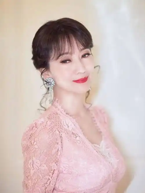 看了自然老去的赵雅芝,终于明白:60 女人,穿衣大方得体才最美_气质_女