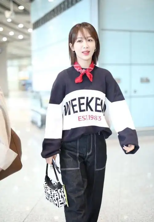 杨紫一身宽松休闲装走机场,系上红色小丝巾,好看又时髦!