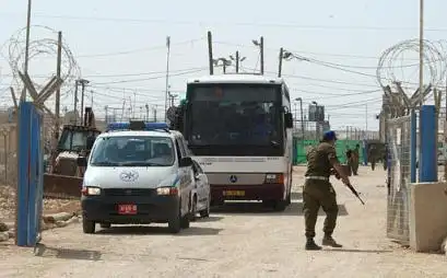 以色列警车护送巴囚犯搭乘的公车离开监狱