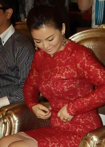 只是这件红色蕾丝裙虽然很性感明艳,但是李湘坐下后紧绷的肚子让这个