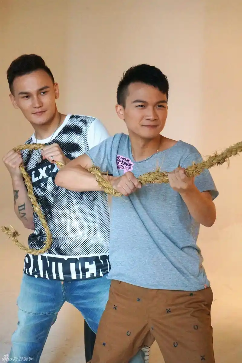 组图:周深李维杂志大片曝光 首唱会后热情不减