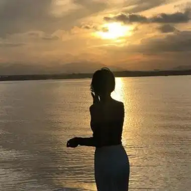 头像海边女生唯美高清好看的背景海边美女头像图片