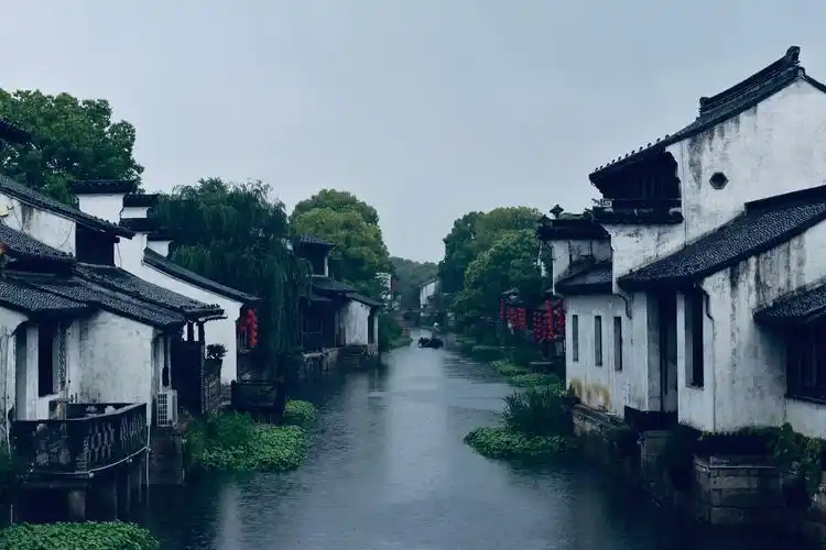 烟雨朦胧的江南小镇