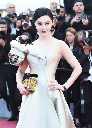 范冰冰出席戛纳电影节身穿香槟金单肩泡泡袖礼服华贵女王气场