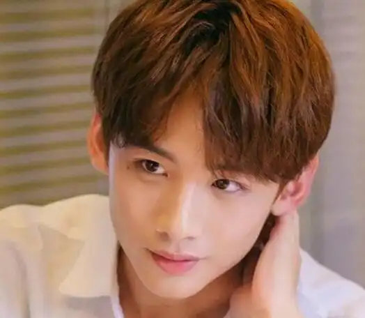 男生中分内扣刘海图片大全(3)_男生发型_西子美发网