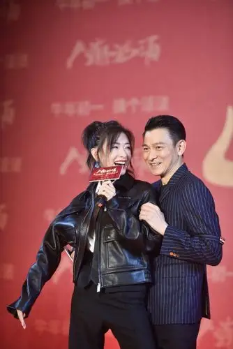 信息时报记者 徐敏 摄(左起)万茜,刘德华,肖央和导演饶晓志共同合唱