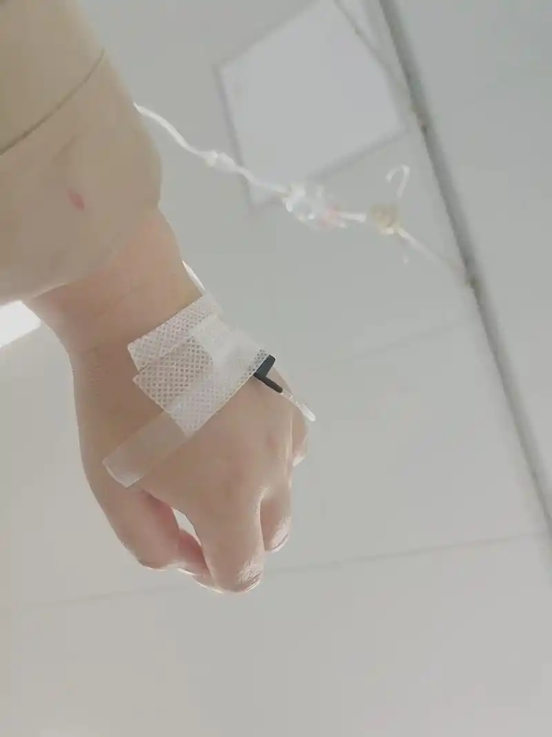这些天战损了,反复高烧,输液输到两只手肿掉.输 - 抖音