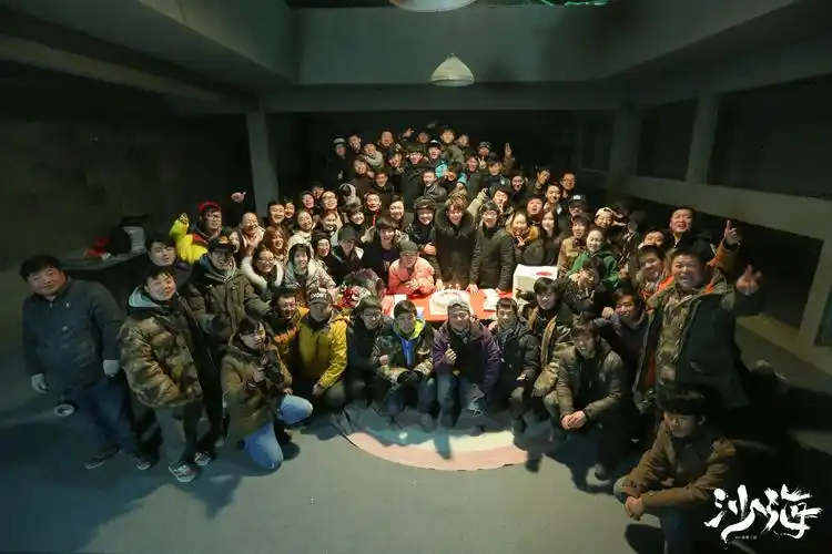 沙海剧组圆满杀青主创敬业吴磊吃沙遭调侃