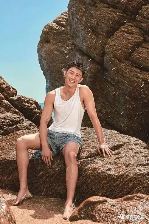 帅哥黄景瑜最新腹肌大片,光膀露背,更有早年湿身照