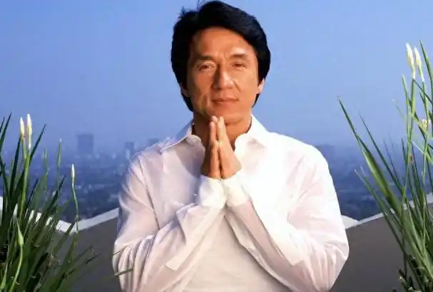 喝牛血的成龙能否跟李小龙掰掰手腕