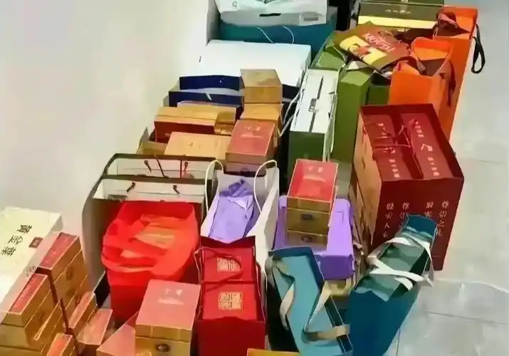 "而不明所以的网友看到照片,瞬间炸锅!