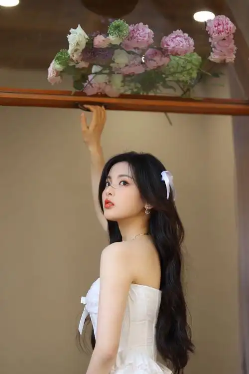 纯欲天花板杨超越!白色短裙 卷发这是什么人间尤物啊!