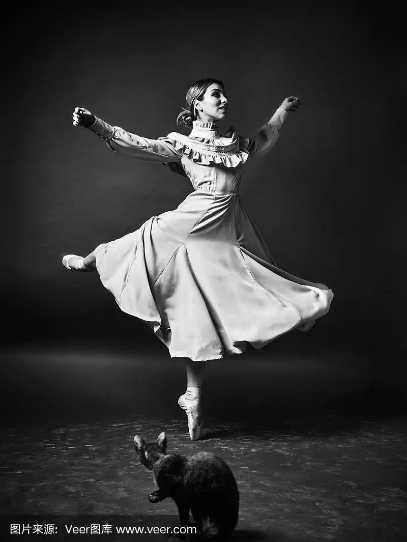 芭蕾舞者或古典芭蕾舞者舞蹈孤立黑白照片.