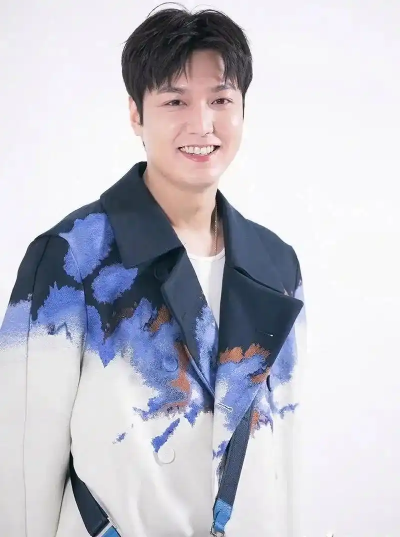 李敏镐发福严重,变油腻,已经不是曾经的小哥哥了