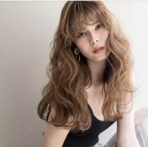 今天我们来看一组夏季超人气中长发卷发发型图片,最近有考虑换发型