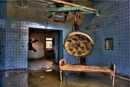 废弃医院,冰冷的医疗设施,残余着的消毒水气味,从窗缝里射进室内不带