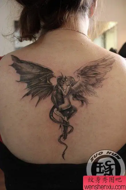 后背流行经典的天使与恶魔纹身图案