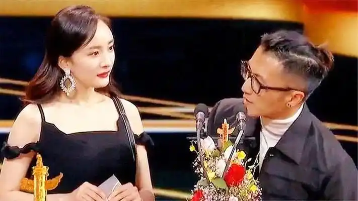 杨幂被曝和谢霆锋领证完婚?消息一出被罚6万,杨幂终于挺起腰板