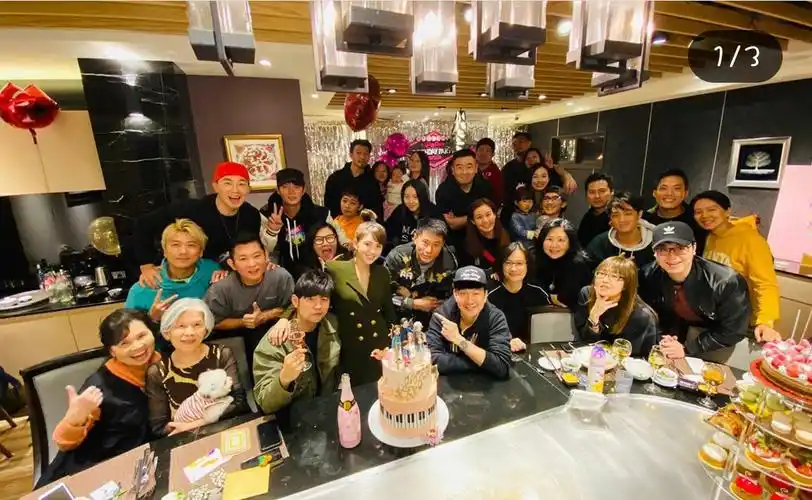 周杰伦生日派对现场照曝光秀恩爱的同时不忘妈妈