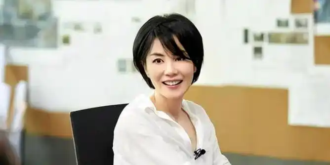 王菲53岁素颜现身寺庙,皮肤白嫩如婴儿,身材却干瘪如老太太_照片_自然