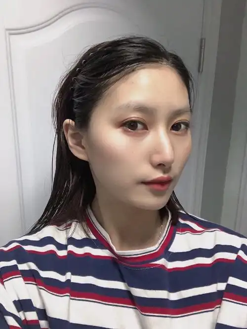 再来发组素颜自拍～皮肤真的有变好哦,这点挺满意