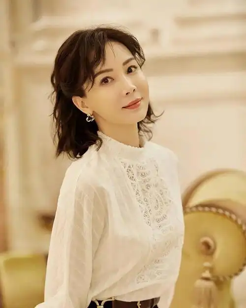 流行发型2022最新款女,50岁女人短发发型显年轻