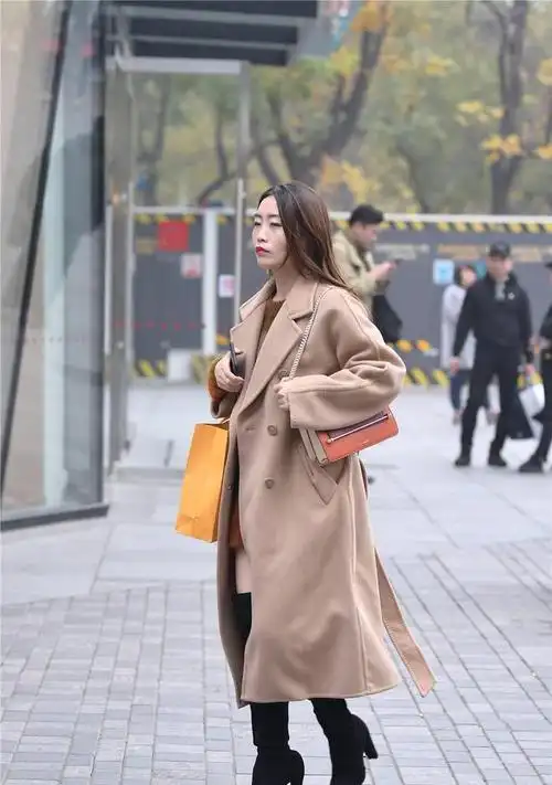 黑色粗跟过膝长靴搭配卡其色呢子大衣冬季的保暖穿搭