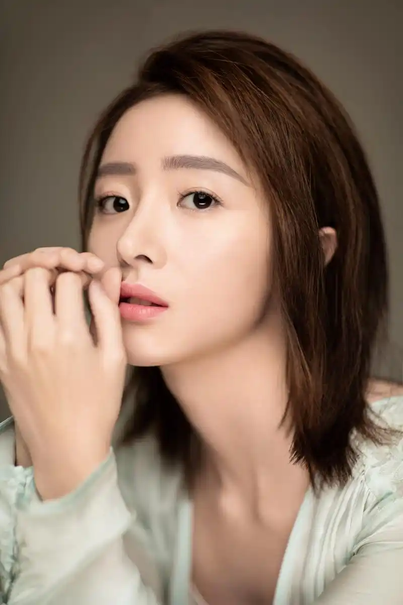 胡冰卿曝氧气写真 清新淡雅显温柔气质