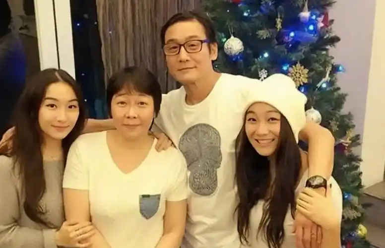 岁影帝梁家辉半年内连嫁两个女儿,小女儿找外国金融才俊当老公_江嘉年