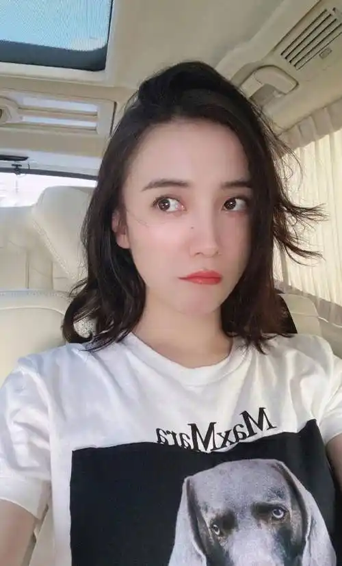 40岁宋佳晒自拍美到发光,穿时尚背心笑容明媚,自夸皮肤状态:一直超好