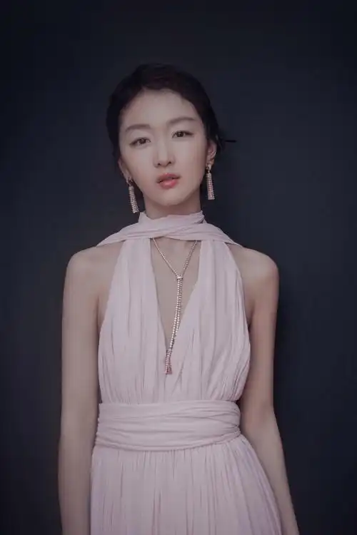 31岁周冬雨展现成熟魅力,平板身材性感吸睛!_女神_图片_才华