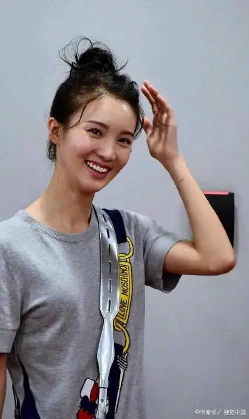 这是没整容之前的金晨,挺漂亮有点婴儿肥.